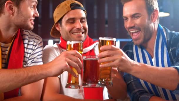 Happy vrienden heeft in een drankje samen — Stockvideo