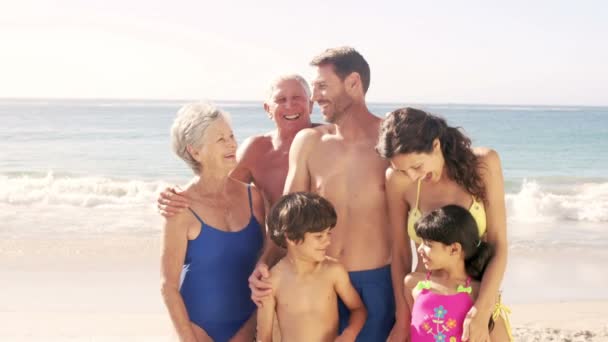 Leuke familie staande op het strand — Stockvideo