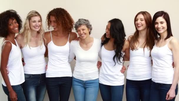 Femmes heureuses embrassant dans une rangée — Video