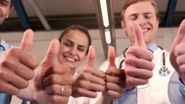 Équipe médicale souriante avec les pouces levés — Video