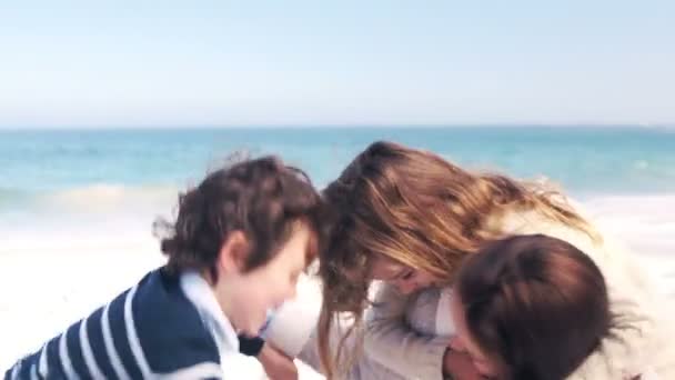 Mãe e crianças brincando na praia — Vídeo de Stock