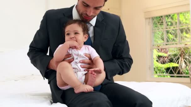 Красивый бизнесмен играет со своим ребенком — стоковое видео