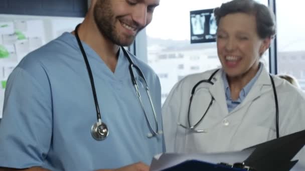 Médicos sonriendo al hablar — Vídeo de stock