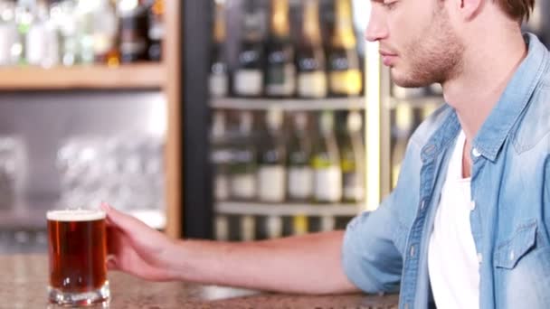 Casual guapo hombre bebiendo cerveza — Vídeos de Stock