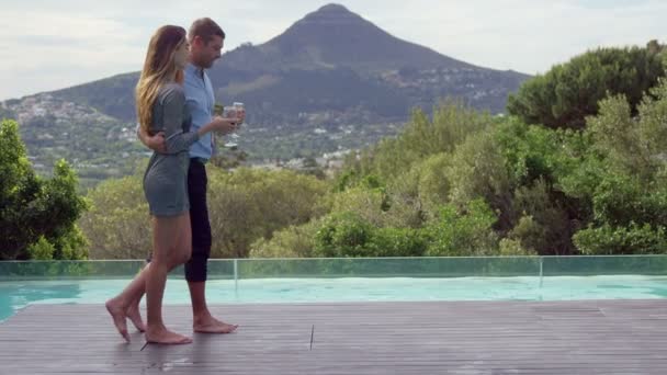 Paar spaziert in der Nähe von Schwimmbad — Stockvideo