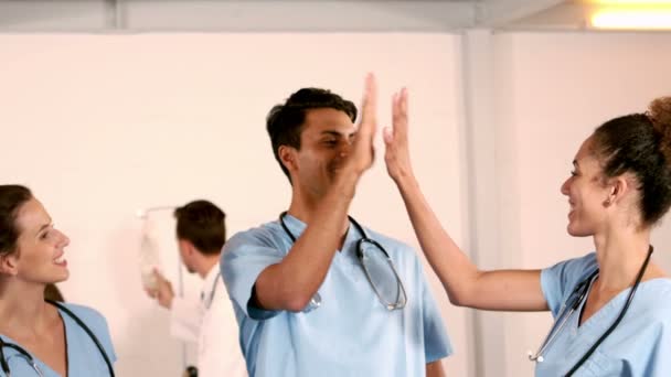 Equipo médico feliz haciendo choca esos cinco — Vídeos de Stock