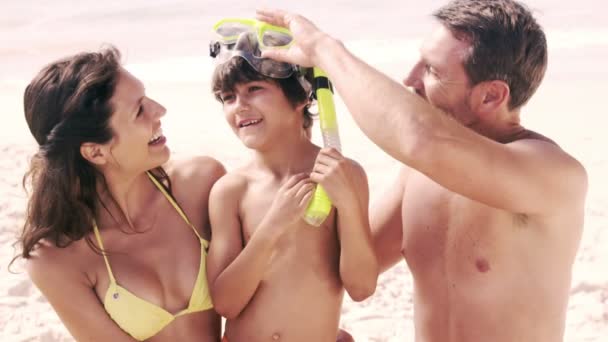 Мила сім'я розважається на пляжі — стокове відео