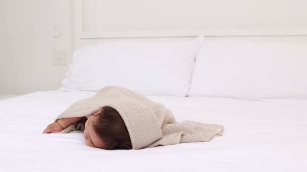 Playful baby on bed — Stock Video