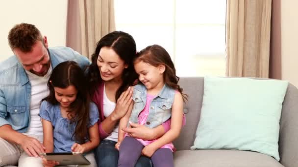 Lycklig familj med hjälp av Tablet PC i soffan — Stockvideo