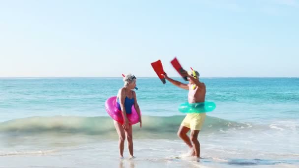 Gamla pensionerat par dans nära havet — Stockvideo