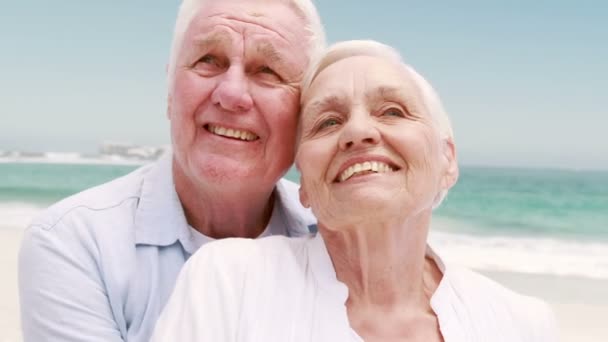 Старая пара на пенсии обнимает друг друга — стоковое видео