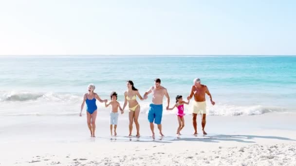 Tres familias sonrientes bailando juntas — Vídeo de stock