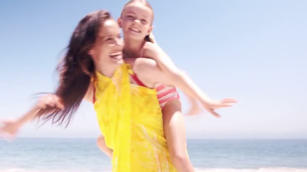 Mãe e filha brincando na praia — Vídeo de Stock