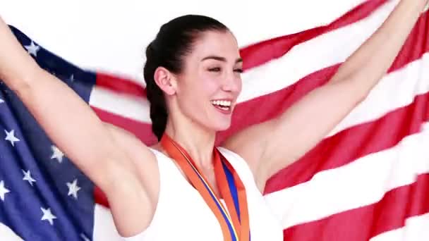 Gelukkig atleet bedrijf Amerikaanse vlag — Stockvideo