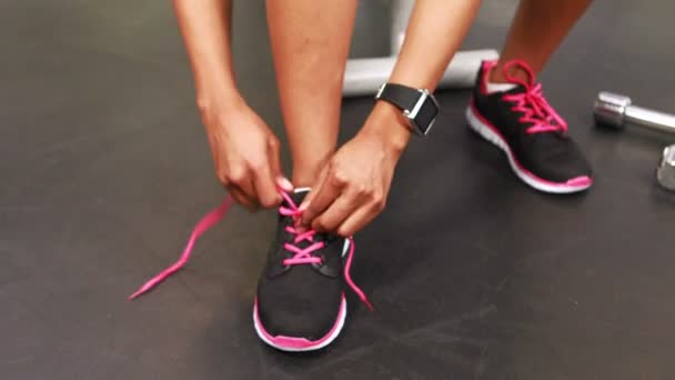 Fit vrouw koppelverkoop zijn schoenen — Stockvideo