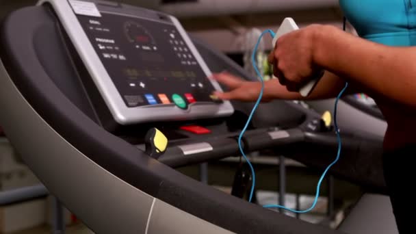 跑步机上的肌肉女人 — 图库视频影像
