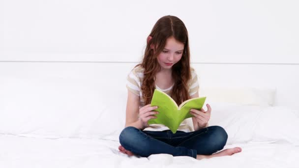 Schattig meisje het lezen van een boek — Stockvideo