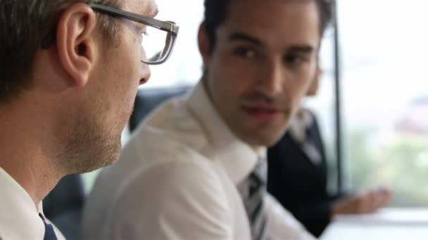 Homens de negócios conversando juntos — Vídeo de Stock