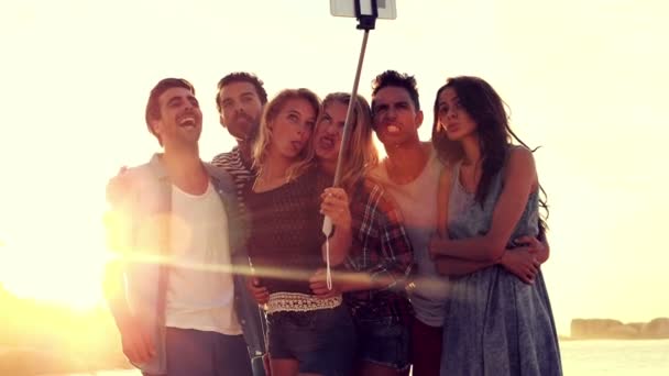 Happy vrienden nemen selfie — Stockvideo