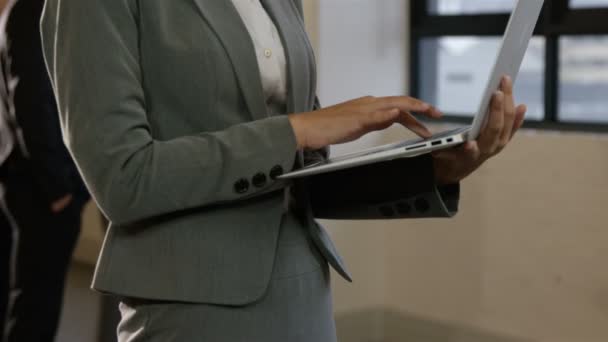 Mujer de negocios usando su computadora portátil — Vídeos de Stock