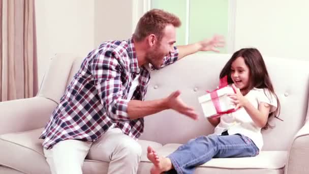 Padre ofreciendo regalo a su hija — Vídeos de Stock