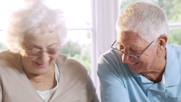 Senior-Ehepaar zählt Rechnungen — Stockvideo