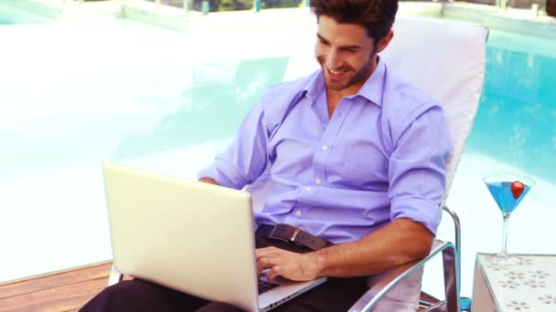 英俊的男人，使用笔记本电脑和放松 — 图库视频影像