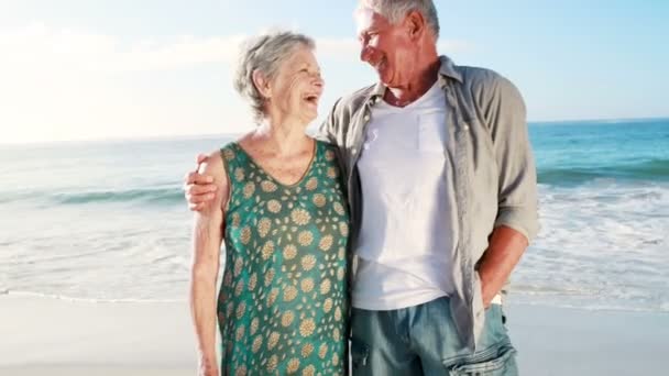 Aposentado velho casal de pé perto do mar — Vídeo de Stock