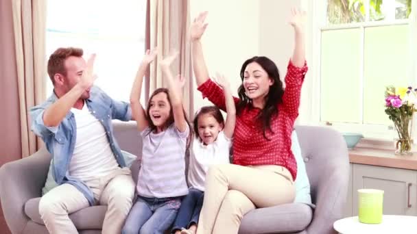 Glückliche Familie, die Arme hebt und hoch fünf — Stockvideo