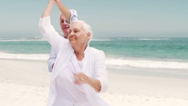 Vieja pareja jubilada bailando juntos — Vídeo de stock