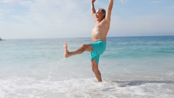 Happy grandfather playing with water — Stock Video