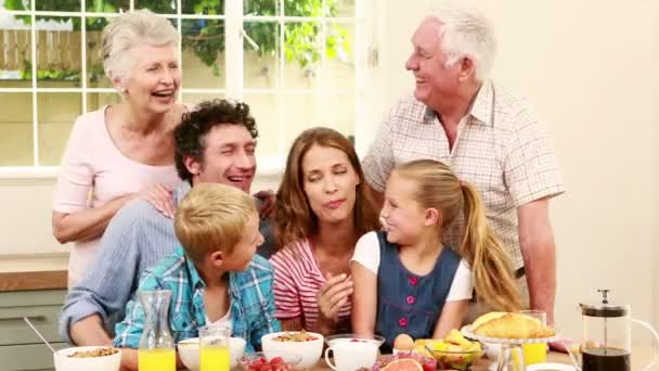 Šťastná rodina snídá spolu — Stock video