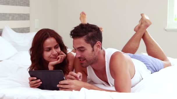 Casal feliz usando tablet juntos — Vídeo de Stock