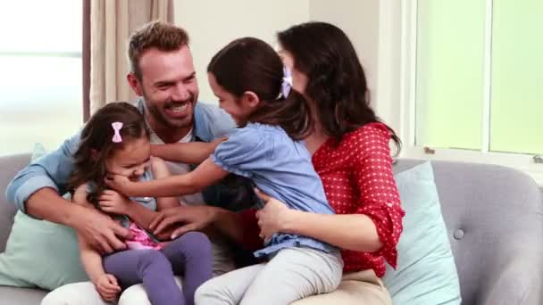 Lycklig familj med laptop på soffa — Stockvideo