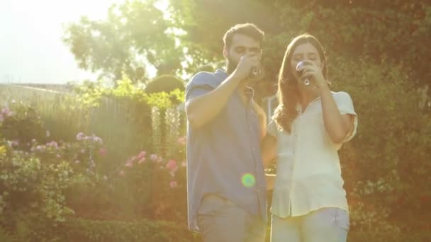 Gelukkig paar drinken rode wijn — Stockvideo