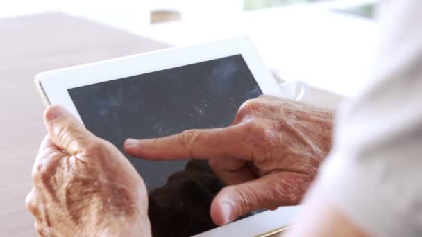 Homme âgé utilisant une tablette — Video