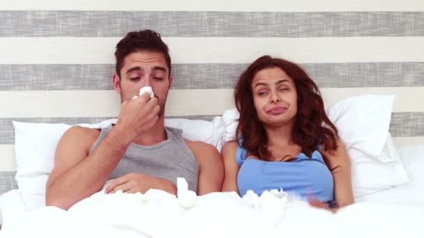 Sick couple blowing nose — Stock Video