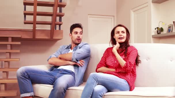 Young couple arguing in living room — Stock Video