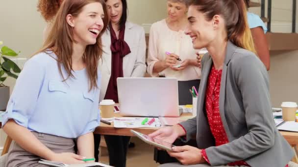 Mujeres sonrientes que trabajan en la oficina — Vídeo de stock