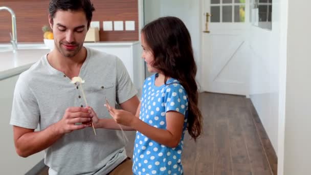 Père et fille avec une fausse moustache faisant des visages — Video