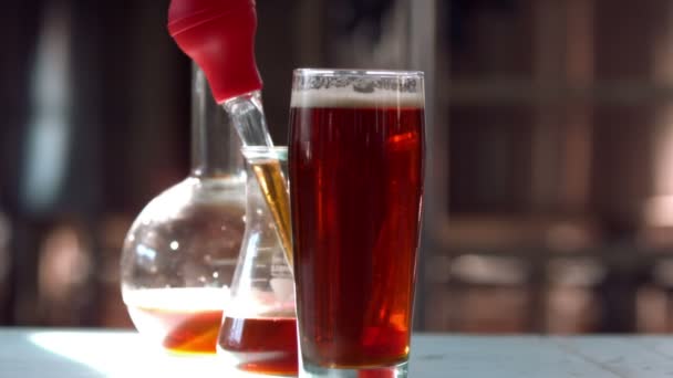Bier op tafel in een brouwerij-fabriek — Stockvideo
