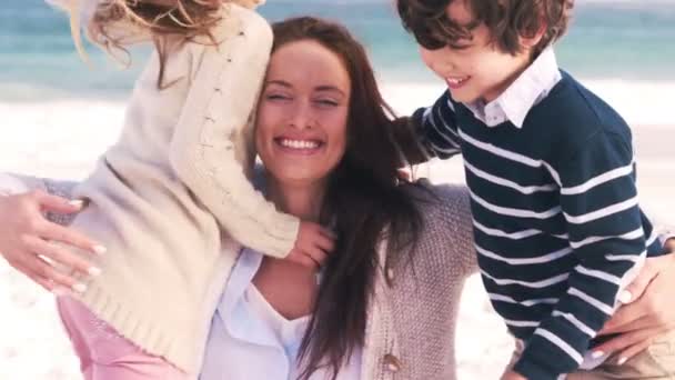 Νεαρή μητέρα χαμογελώντας με τα παιδιά της — Αρχείο Βίντεο
