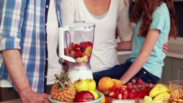 Gelukkige familie maken smoothie — Stockvideo