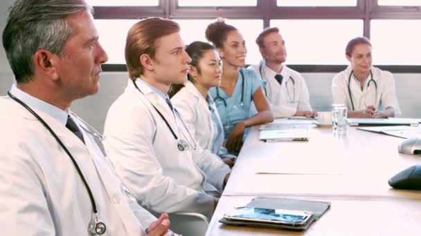 Equipo médico hablando juntos mientras aplauden — Vídeos de Stock