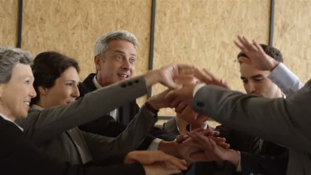 Tim bisnis meletakkan tangan mereka bersama — Stok Video