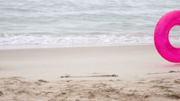 Vista de la boya rodante en la playa — Vídeos de Stock
