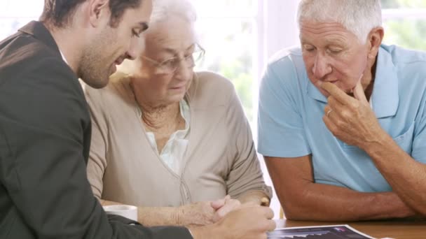 Zakenman in gesprek met senior paar — Stockvideo