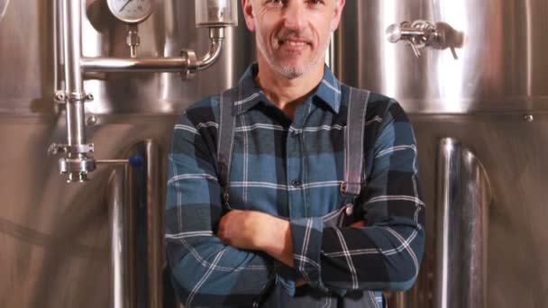 Trabajador de cervecería sonriente con pulgares arriba — Vídeo de stock