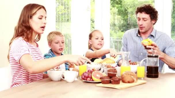 Šťastná rodina snídá spolu — Stock video