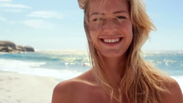 Attraktive Blondine am Strand — Stockvideo